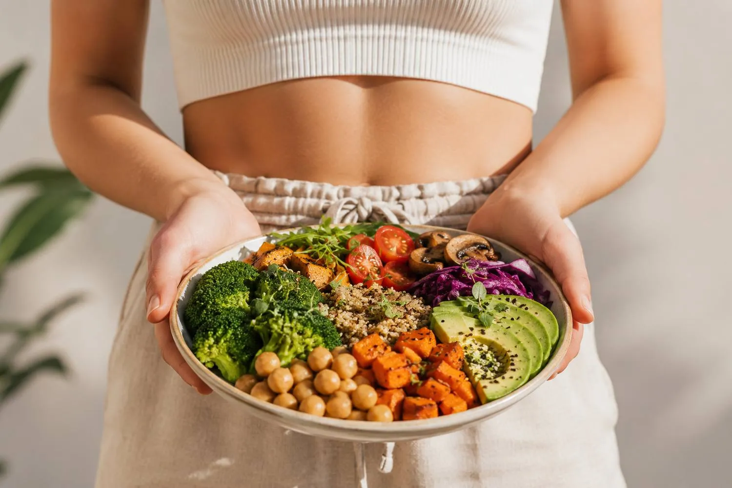 Bunte Bowl mit Ofengemüse, Kichererbsen, Avocado und Quinoa